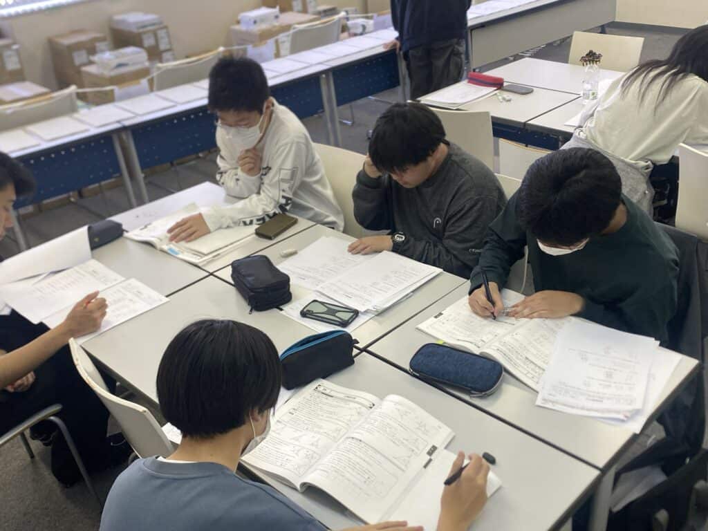 スマートさいたまキャンパスにて、1年生の中学校の復習の様子です。