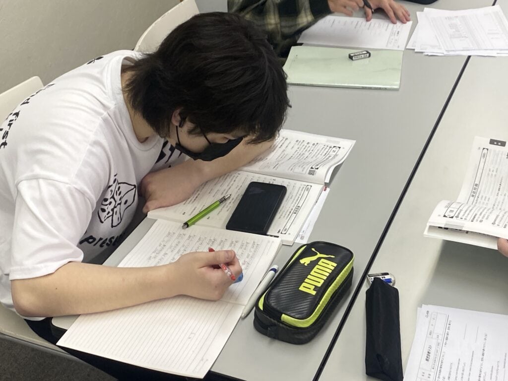 スマートさいたまキャンパスにて、ウイングネットを使い、中学校の内容を復習しています。