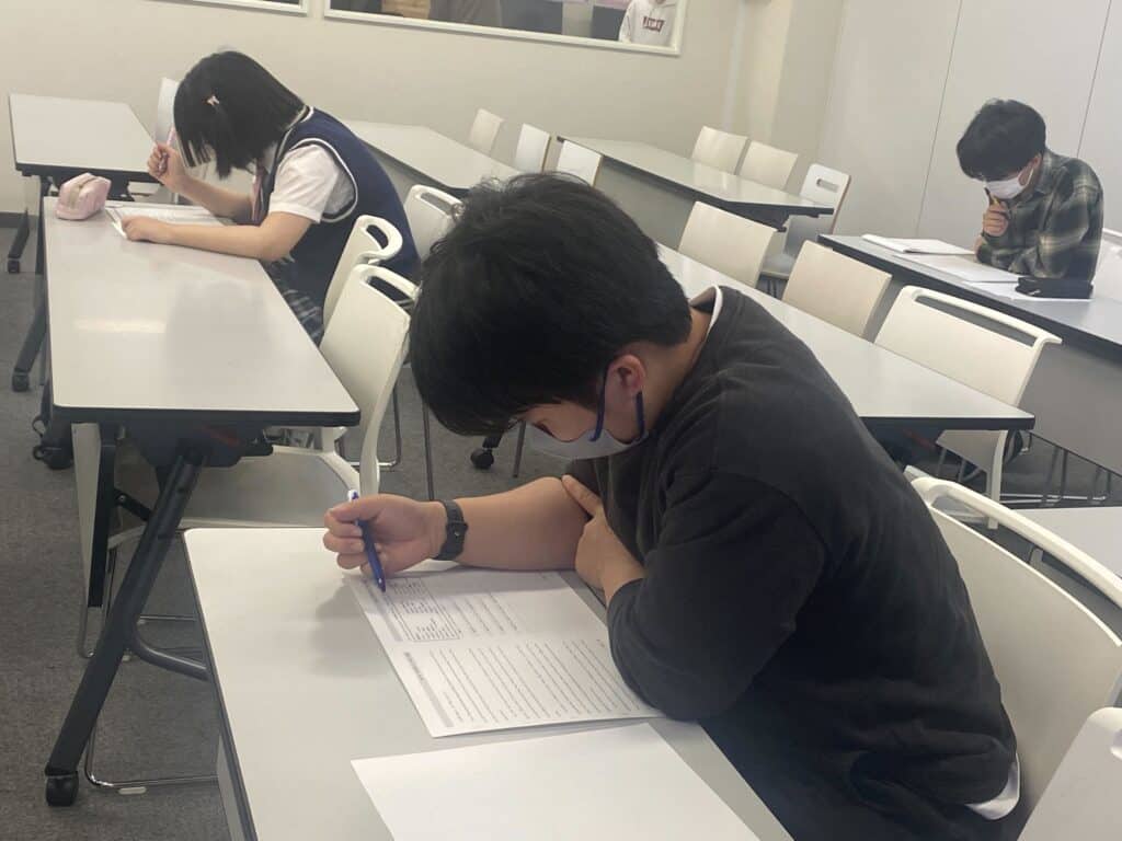 スマートさいたまキャンパスにて、大学受験対策の英語の授業を行っている様子になります。