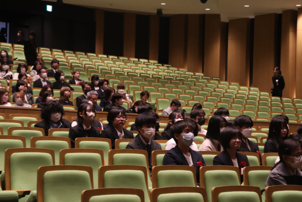 レイボックホールにて、スマートさいたまキャンパスの1年生が入学式に臨む様子です!