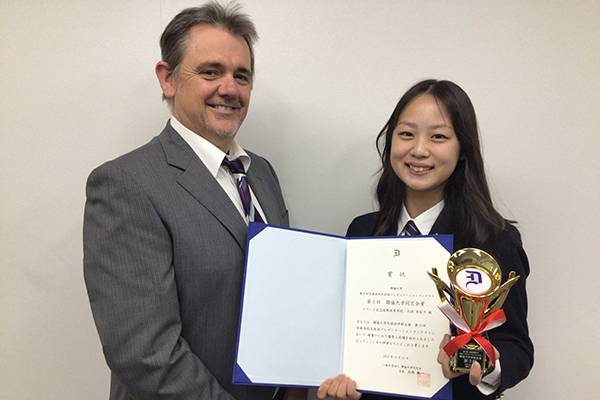 獨協大学主催 英語プレゼンテーションコンテスト３位入賞した3年生久保さん