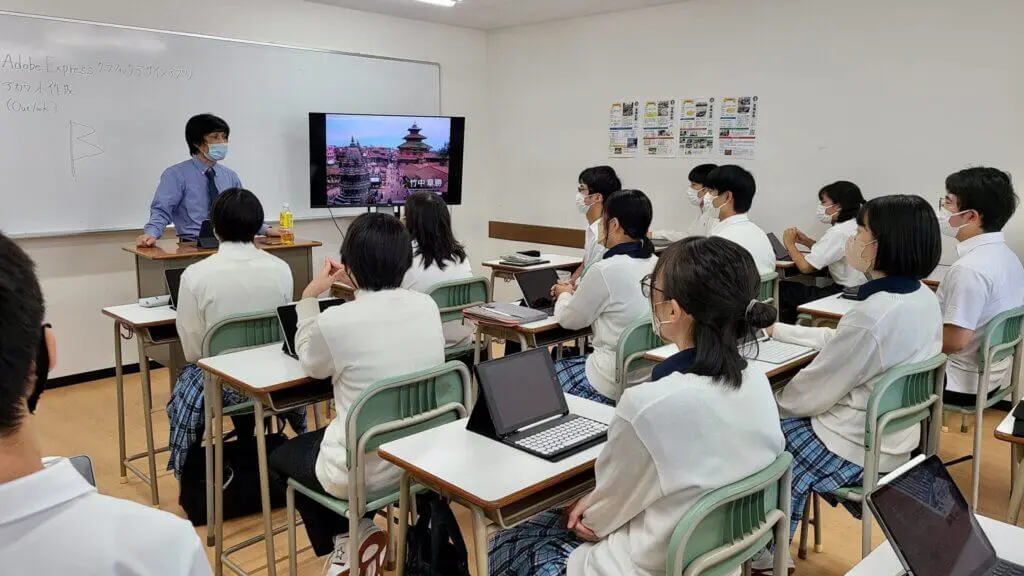 真剣に話を聞いている生徒の様子