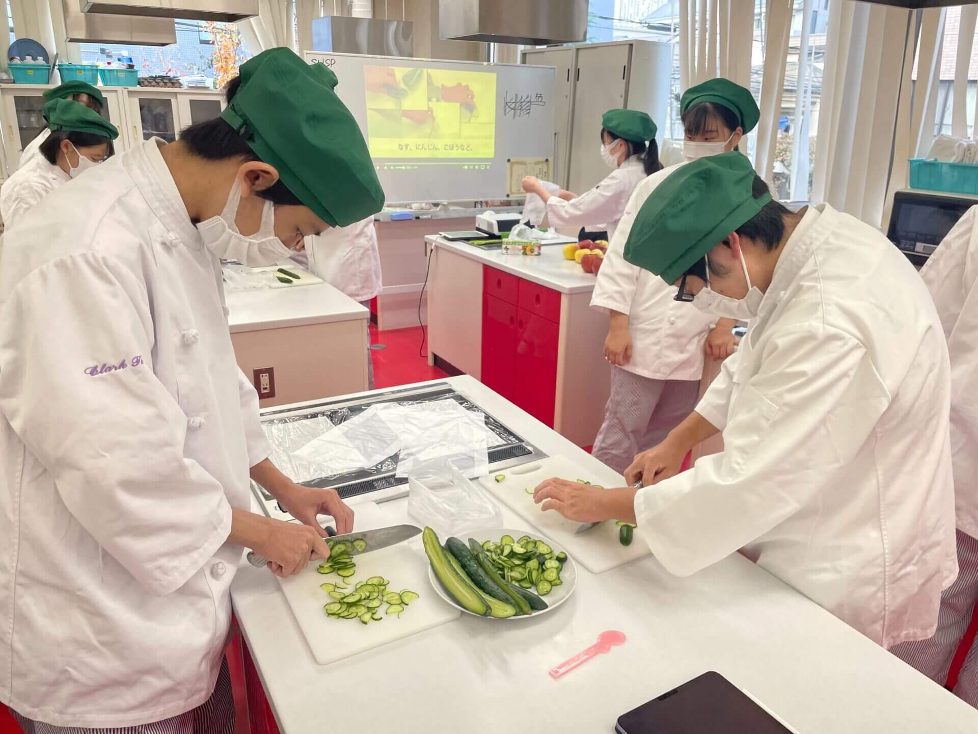 【食物栄養】家庭料理技能検定の実技試験に挑戦!~包丁を持つ姿勢や切り方を見直し、調理技術の向上を目指します~ クラーク記念国際高等学校 【食物栄養】家庭料理技能検定の実技試験に挑戦!~包丁を持つ姿勢や切り方を見直し、調理技術の向上を目指します~ クラーク記念国際高等学校
