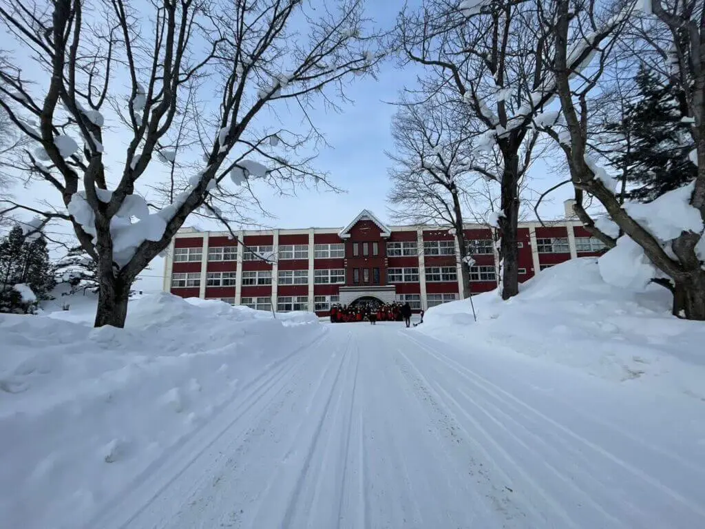 校舎までの道のりも雪深い！