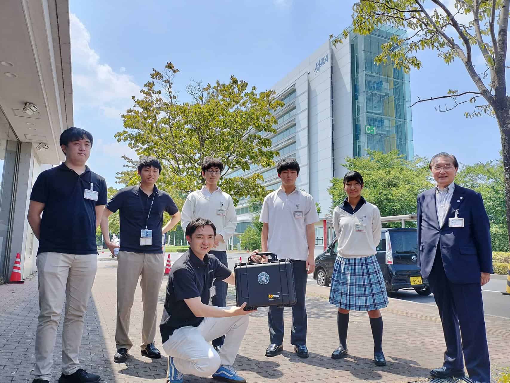 関西国際大学 グラコン 部活動】宇宙探究部 人工衛星「AMBITIOUS号」がJAXAに引き渡され