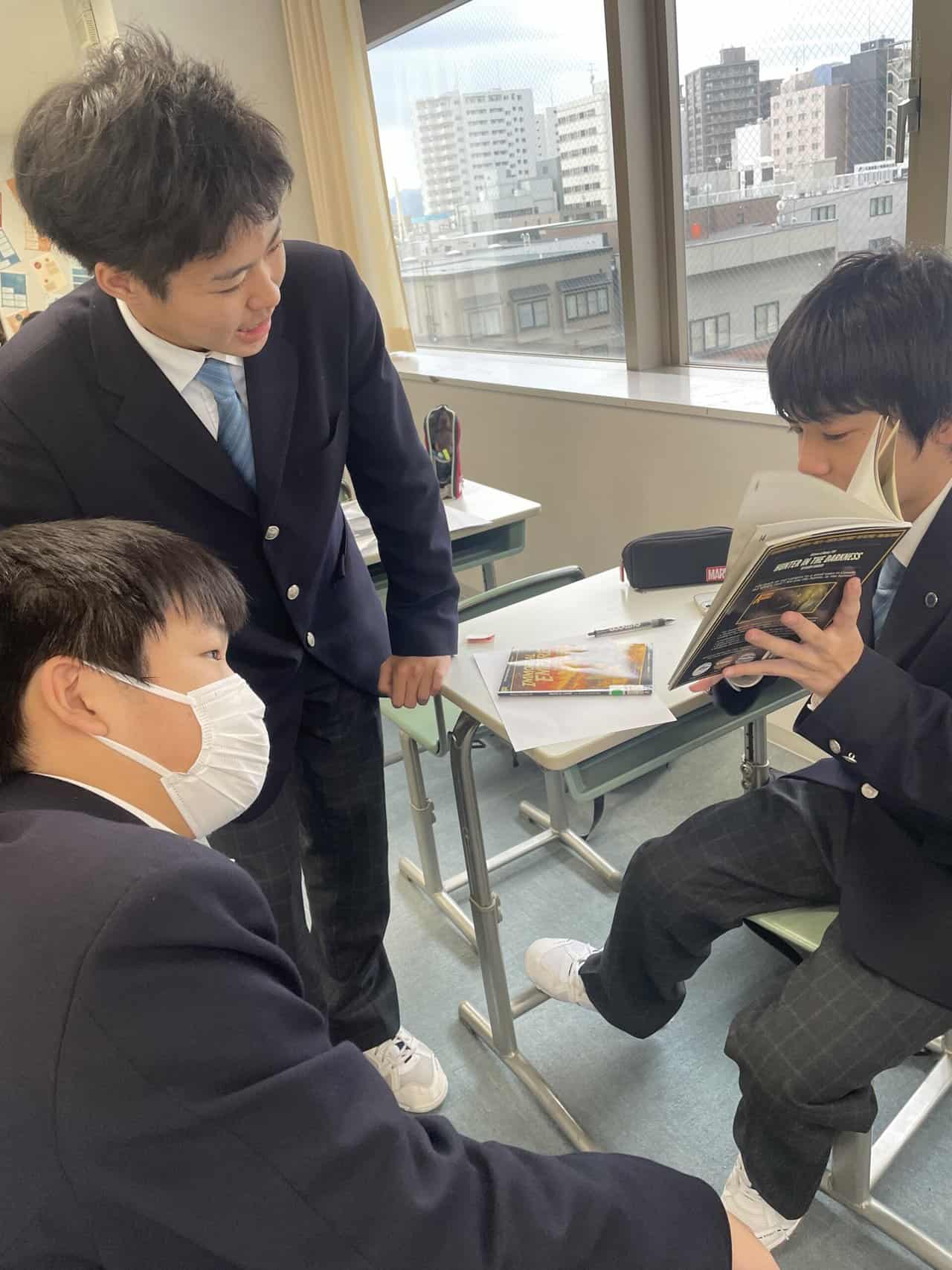 【国際コース】 「Reading&Writing」授業 ~自らの興味・関心に合わせた本を読む!~ | クラーク記念国際高等学校