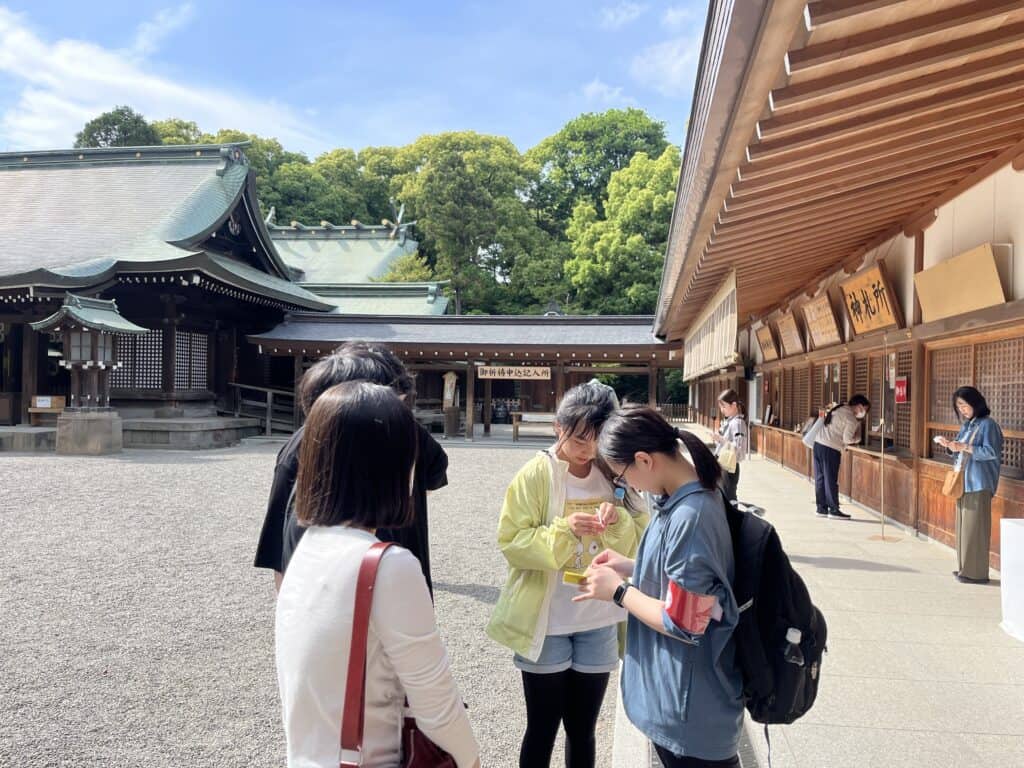 氷川神社をグループでめぐり、おみくじを引きました。