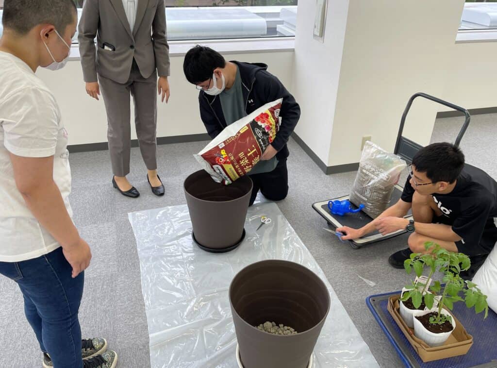 SMARTさいたまキャンパスでは、生徒自ら土の選定から苗植えまで行いまいした!