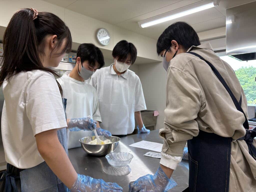 高鼻コミュニティセンターにてクッキーを作りました。模索しながらおいしく作っています!