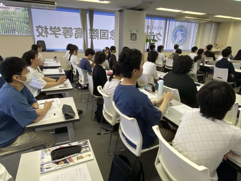 SMARTさいたまキャンパスで実施された1年生向けの進路ガイダンスでは、1人1人真剣に話を聞いていました。