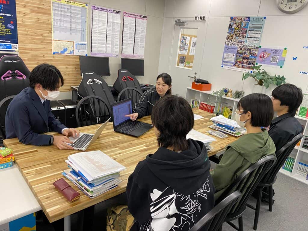 スマートさいたまキャンパスでは、転入生向けガイダンスを実施し、先生方は1つ1つ丁寧に学校生活の不明点や疑問点を説明させていただきます!