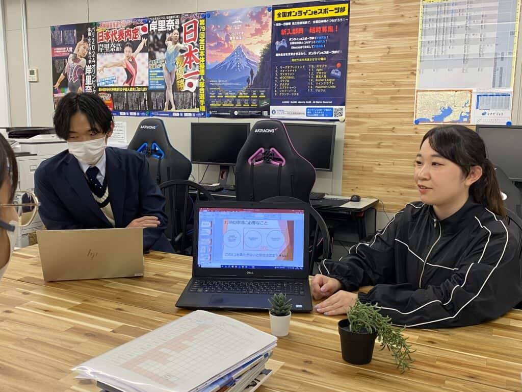 スマートさいたまキャンパスでは、転入生向けガイダンスを実施し、スライドや配布資料を一つ一つ確認し、スムーズに学校生活に馴染めるようにサポートさせていただきます。