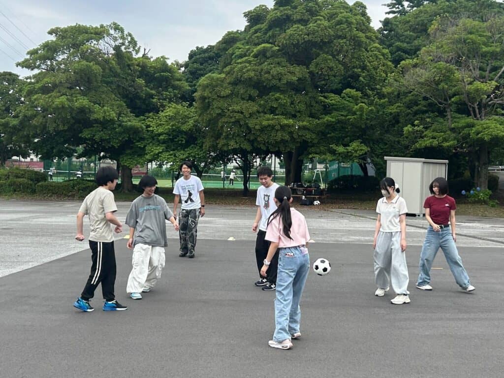 大宮公園にて
新品のサッカーボールを使い、サッカーをしました!