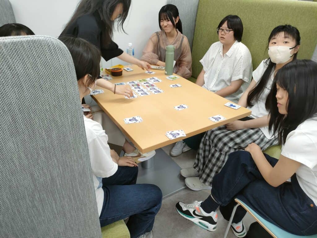 スマートさいたまキャンパスのゲーム同好会ではニムトのゲームをしながら女子会をして、親睦を深めています✨