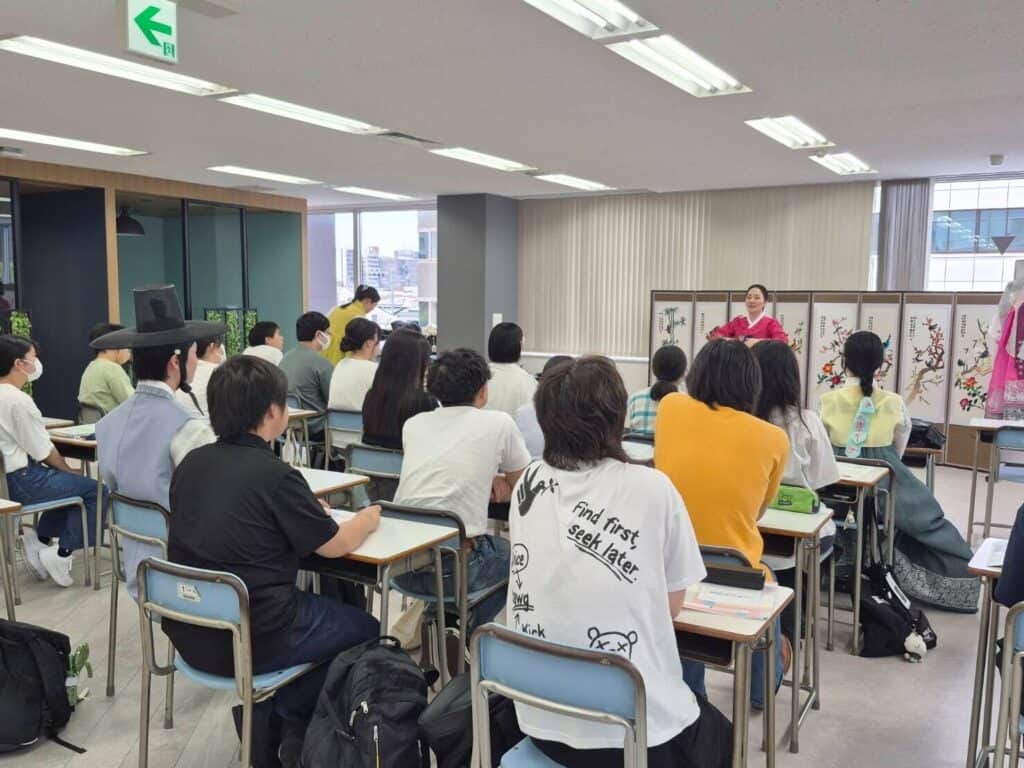 SMARTさいたまキャンパスでは、韓国から韓国人学生を招き、授業を行いました。前半は韓国についてお話しいただきました!