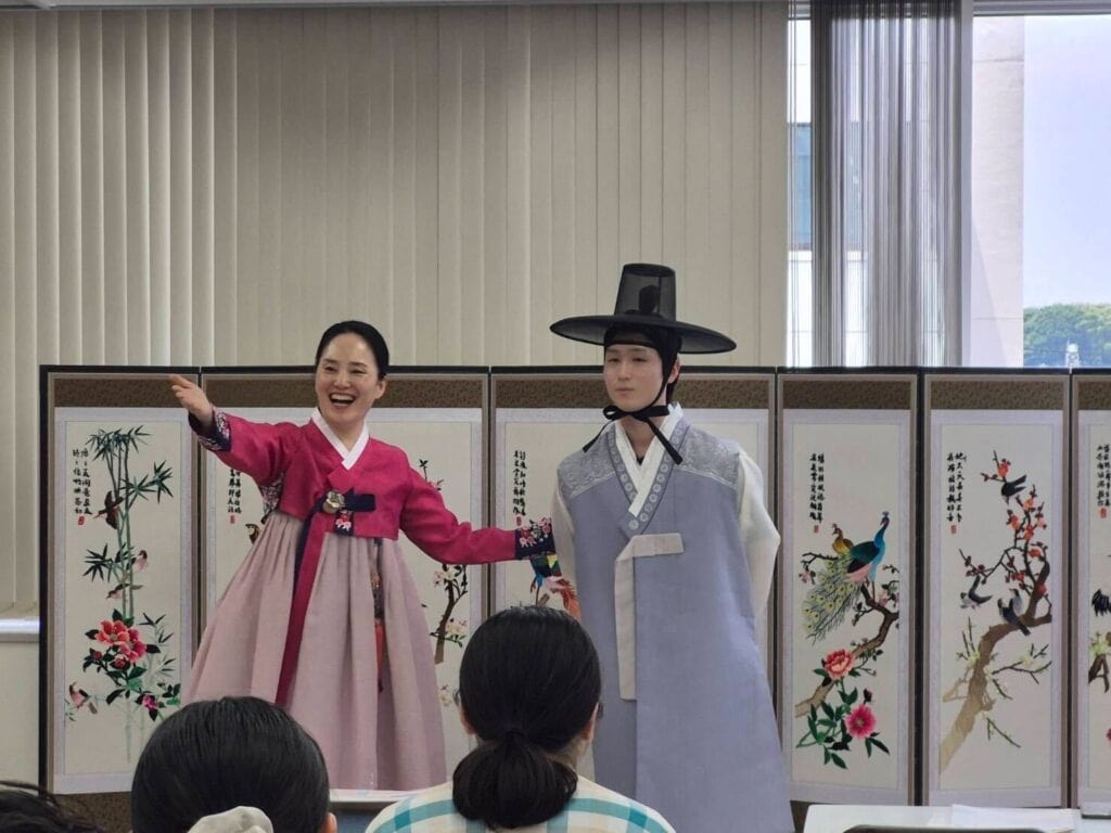SMARTさいたまキャンパスの歓呼後の授業では、
実際に着て、韓国の服装の奥深さを学びました。