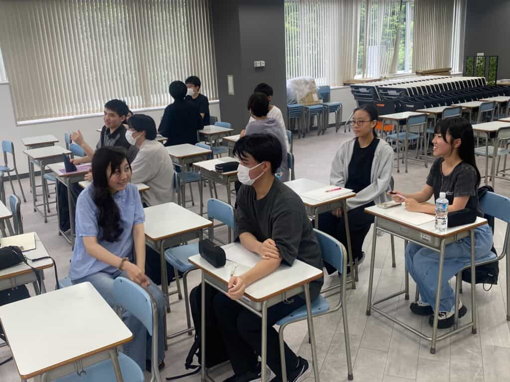 スマートさいたまキャンパスの小論文対策講座では、
自分1人だけで学ぶのではなく、いろいろな人と話し合いながら考えをまとめていきました!