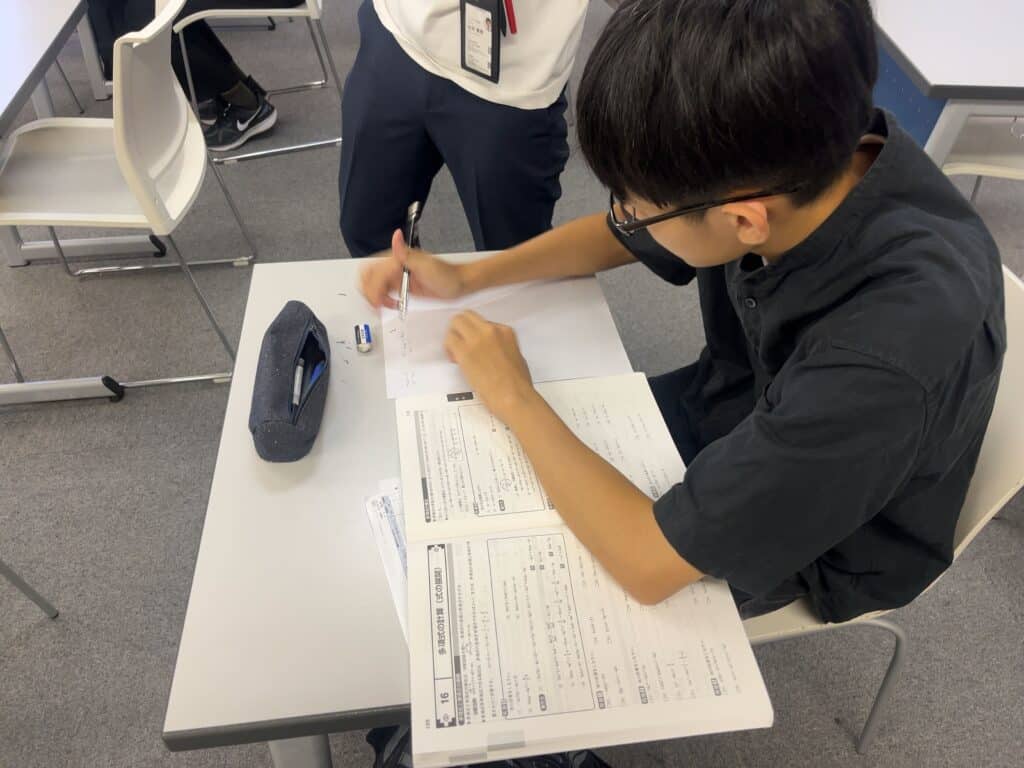 スマートさいたまキャンパスでは、英語と数学の学び直しを行いました。