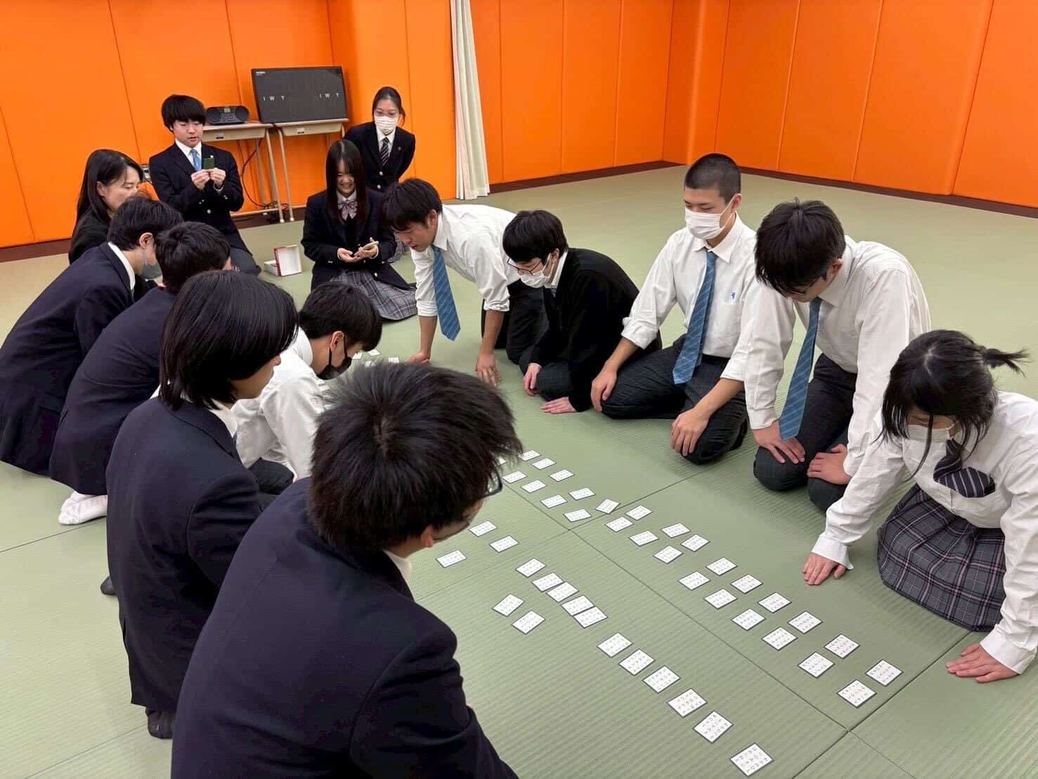 古典】みんなで百人一首をやってみよう！ | クラーク記念国際高等学校