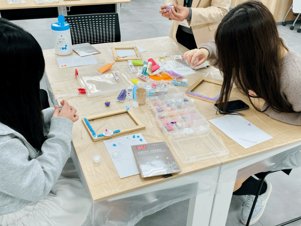 フォトフレームに生クリームのようなデコレーションとアクセサリーを飾り付け