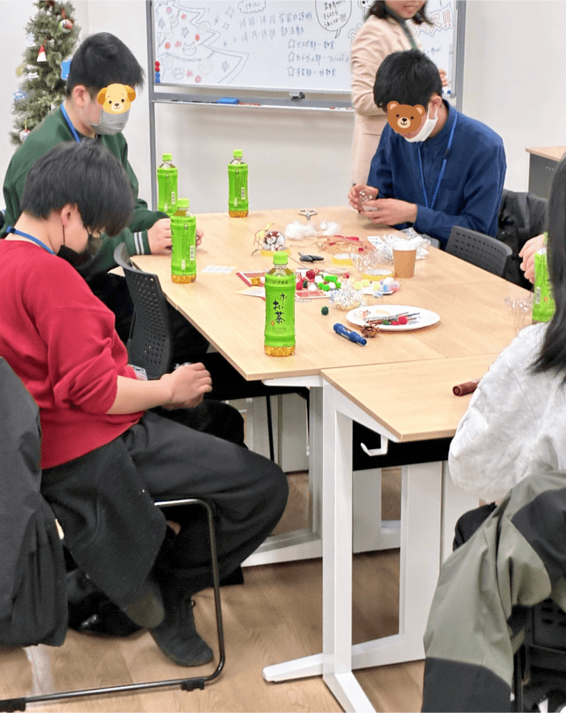 入学前登校でのクリスマスオーナメント作り