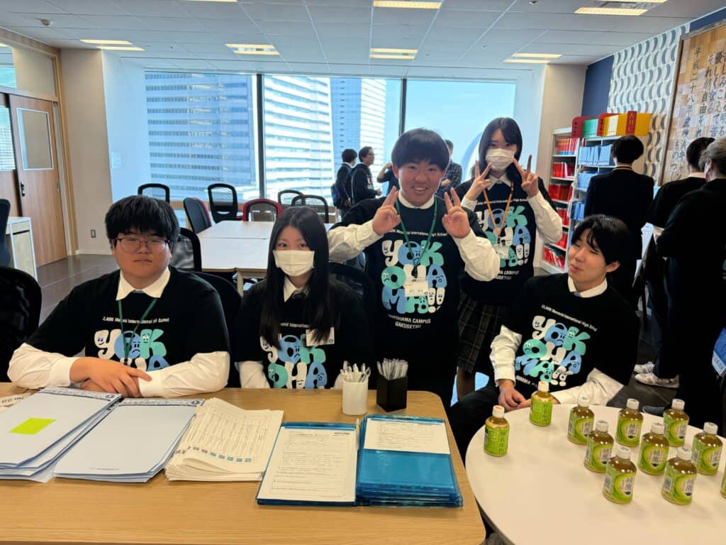 横浜キャンパス学校説明会実行委員の様子。気持ち新たに受付を務めています。