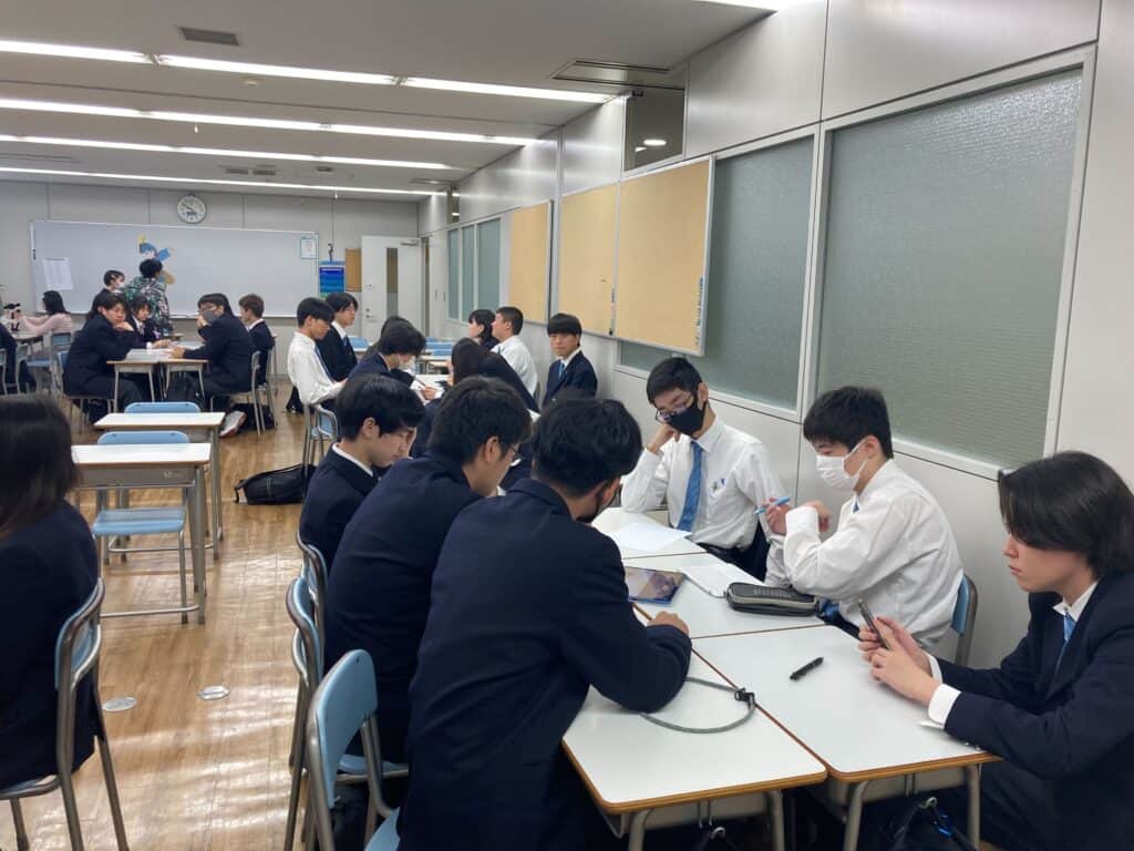 力士のデザインをしている様子