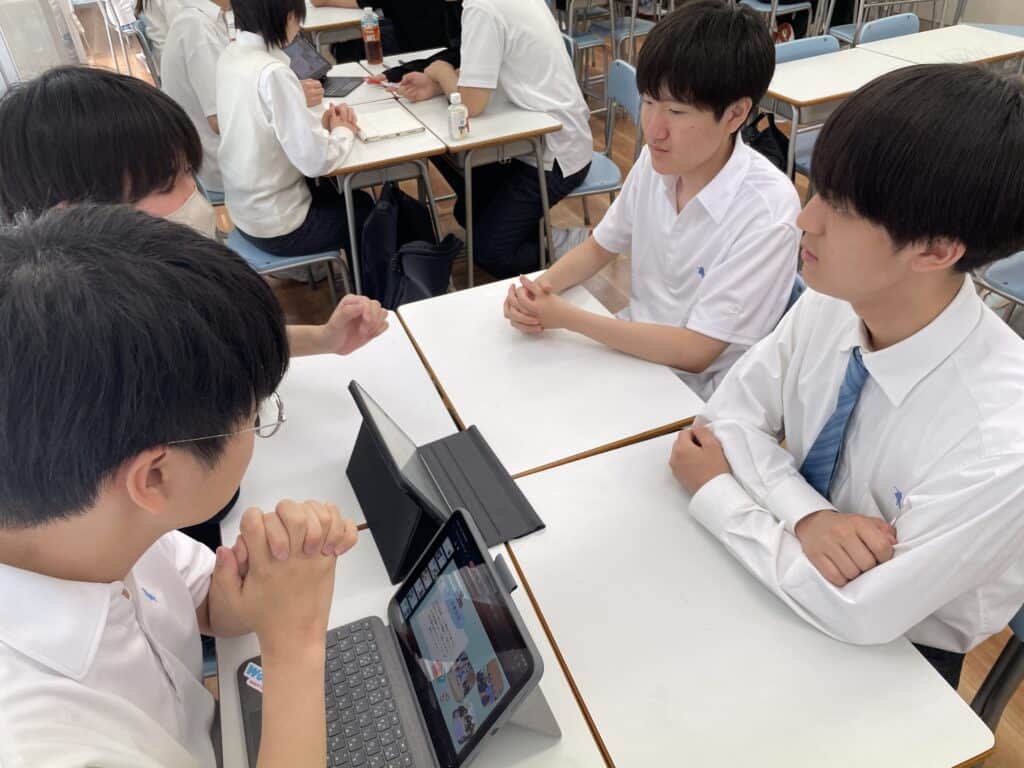 4人グループで話し合っている様子