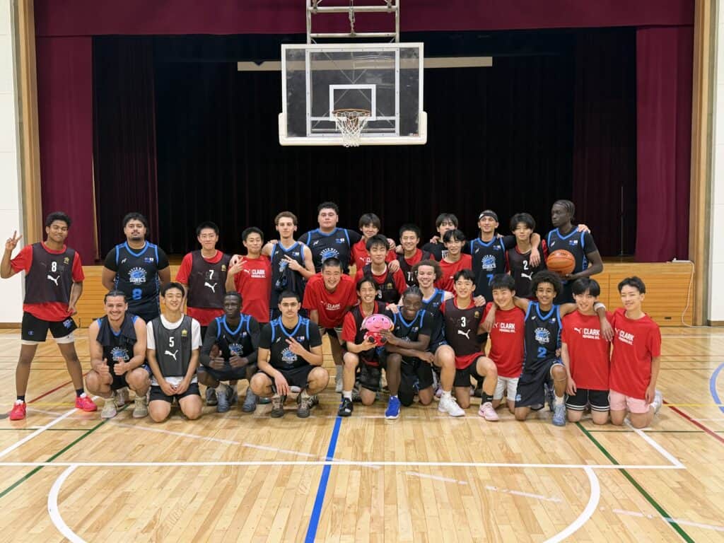 クラーク記念国際高等学校千葉キャンパスとオーストラリアチームの集合写真