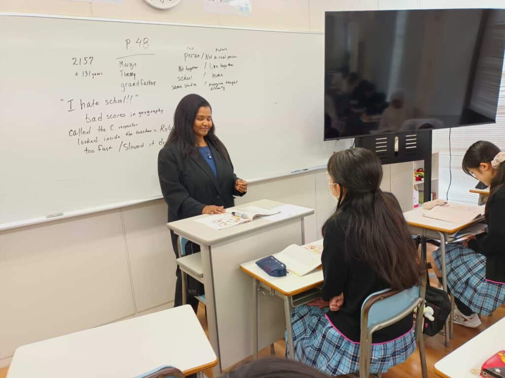 ネイティブ教員が前で授業をしている様子