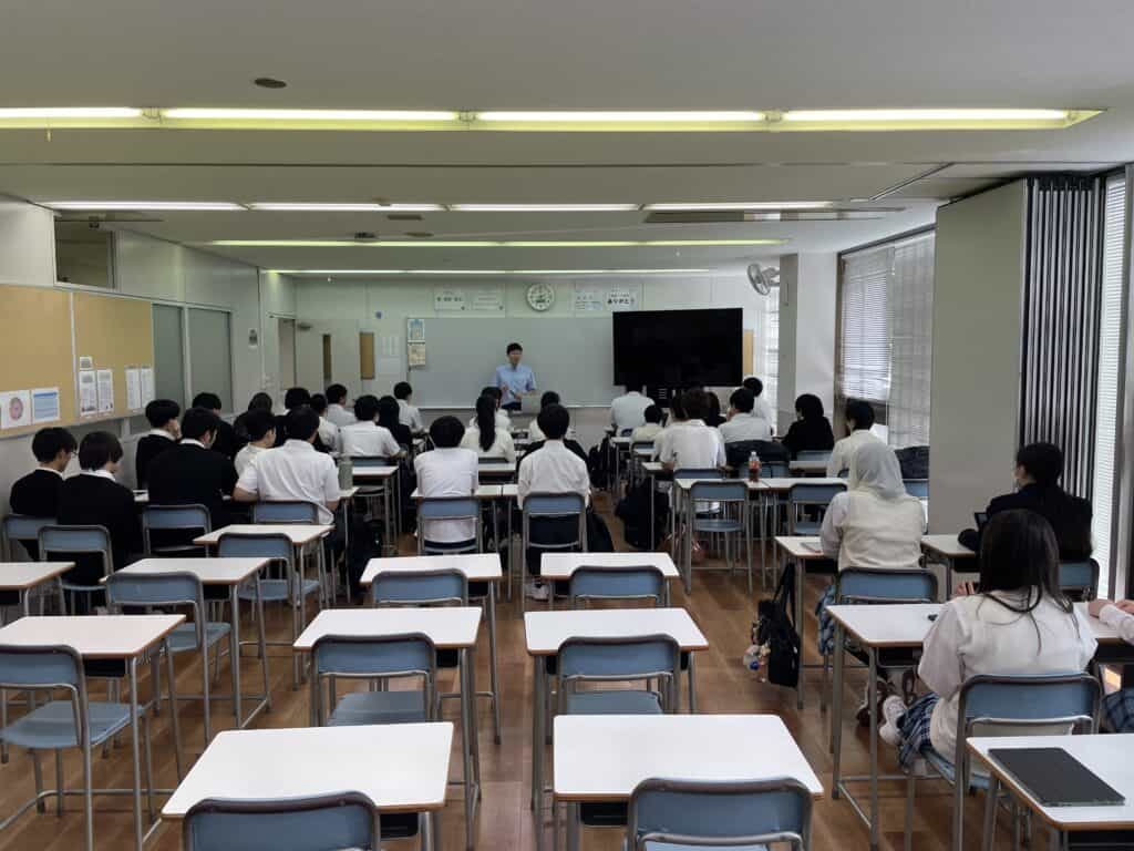 会の全体像(後ろから撮影した写真)