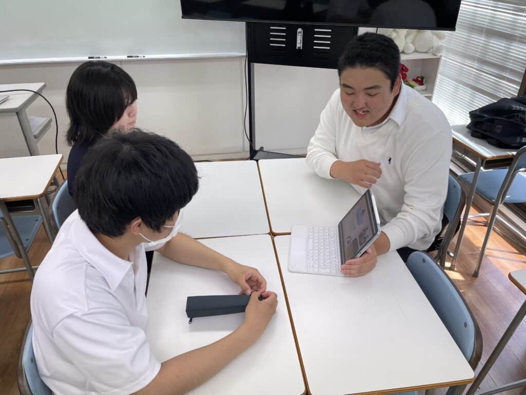 3人グループで先輩が後輩に教えている様子