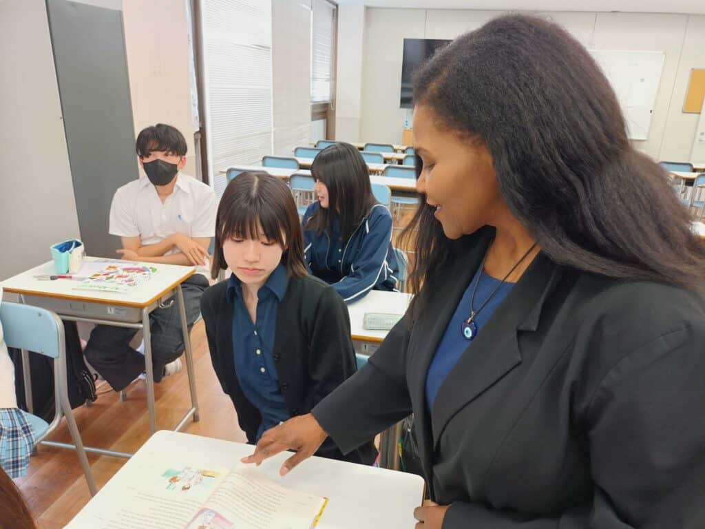 ネイティブ教員が机間巡視をしている様子