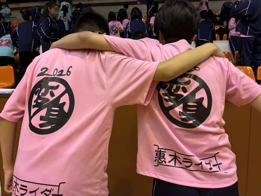 クラスメイトがTシャツを着ている様子