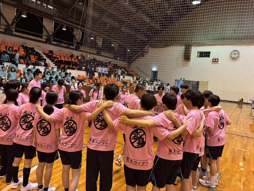 クラスTシャツを着た集合写真