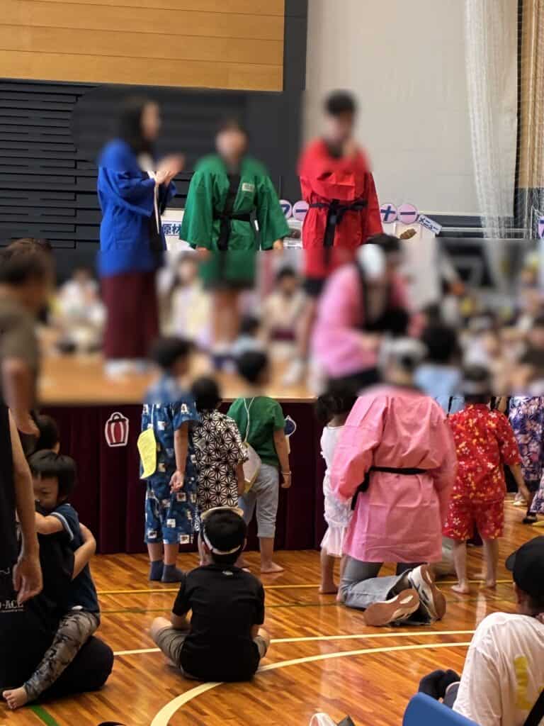 千葉市子ども交流館のなつまつりで盆ダンスを行う生徒と子どもたち