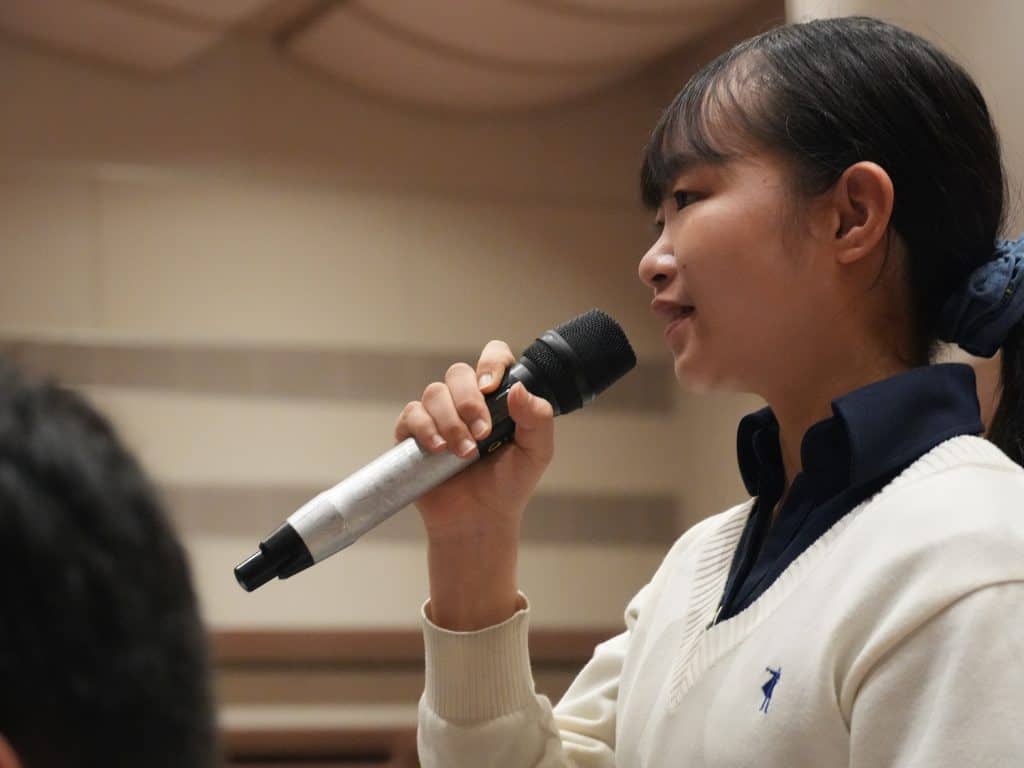 早見先生に質問をしている生徒の様子