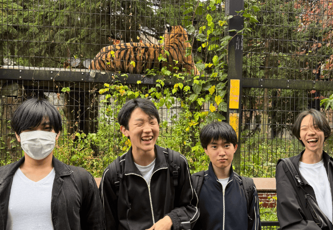 遠足 動物の前で写真