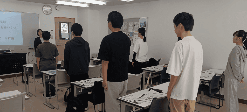 就職ガイダンス 礼儀・作法など所作を学ぶ様子